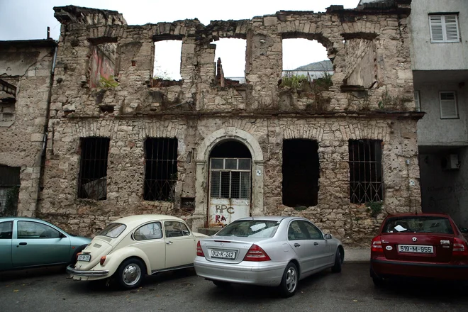 Ubiti&nbsp;Bošnjaki so bili z območja mesta Zijemlje med Mostarjem (na fotografiji)&nbsp;in mestom Nevesinje, ki spada pod Republiko srbsko.&nbsp;Med žrtvami je bilo več deset žensk, starejših oseb in otrok.&nbsp;FOTO:&nbsp;Jože&nbsp;Suhadolnik/Delo
