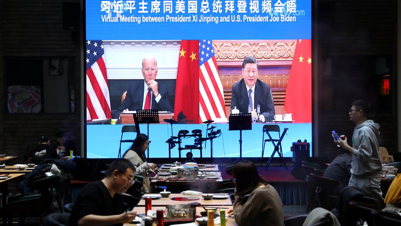 Fotografija: Virtualno srečanje ameriškega predsednika Joeja Bidna s kitajskim voditeljem Xi Jinpingom so novembra lahko spremljali tudi obiskovalci ene od pekinških restavracij. FOTO: Tingshu Wang/Reuters
