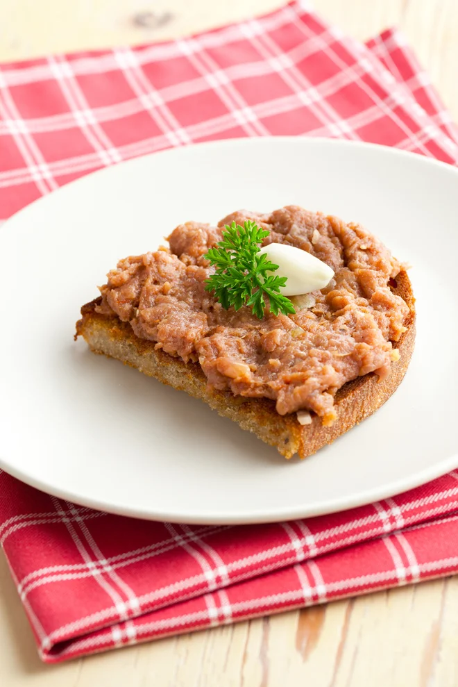 V ilirskobistriški mesnici so&nbsp;za Televizijo Slovenija povedali, da še ni jasno, ali se je kontaminacija mesa zgodila pri njih ali v široki dobaviteljski mreži. Meso sicer kupujejo izključno pri slovenskih dobaviteljih. FOTO: Shutterstock Photo
