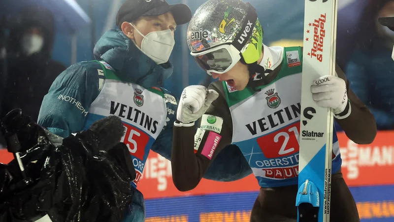 Fotografija: Lovro Kos (desno) se je takole z Anžetom Laniškom veselil odličnega skoka v finalu tekme v Oberstdorfu. FOTO: Kai Pfaffenbach/Reuters