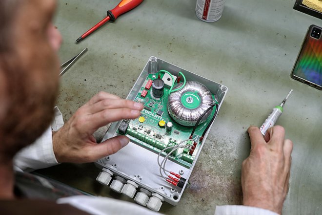 Podjetje Impedanca izdeluje elektronske krmilnike, ki končajo kot sestavni deli večjih produktov kupcev iz Slovenije ali tujine. FOTO: Blaž Samec/Delo
