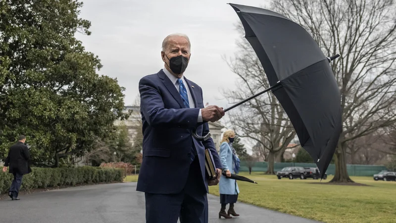 Fotografija: Ameriški predsednik Joe Biden in prva dama Jill na poti v počitniško hišo v domačem Delawaru. FOTO: Evelyn Hockstein/Reuters
