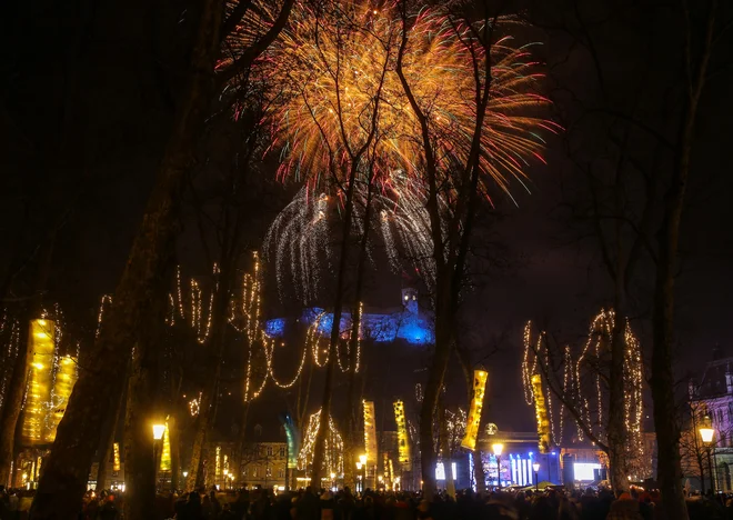 Pri eksplozijah se sprostijo snovi, ki zastrupljajo ozračje in predstavljajo nevarnost za zdravje ljudi in živali. FOTO: Matej Družnik/Delo
