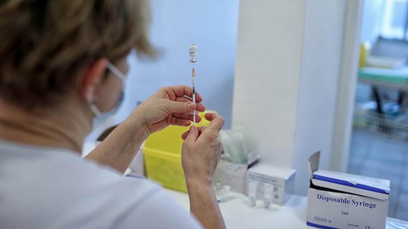 Fotografija: Strokovni kolegij infekcijske klinike se je po besedah Lejko Zupanc odločil, da se bo vedoč, da to marsikomu v državi ne bo všeč, zavzel za obvezno cepljenje. FOTO: BlaŽ Samec
