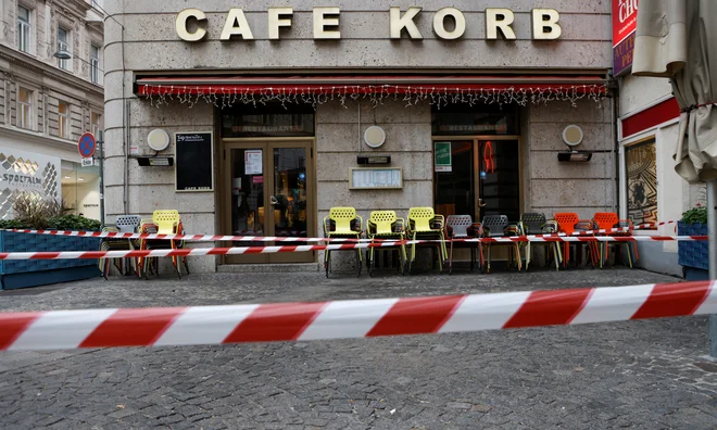 V Avstriji zlasti za necepjene veljajo strogi ukepi. FOTO: Leonhard Foeger/Reuters
