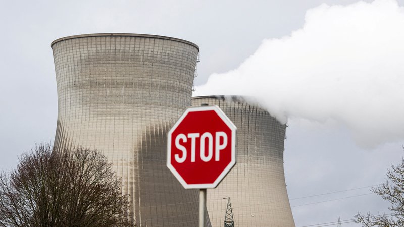Fotografija: Nuklearka v Gundremmingenu se bo jutri ugasnila. FOTO: Lukas Barth/Reuters

