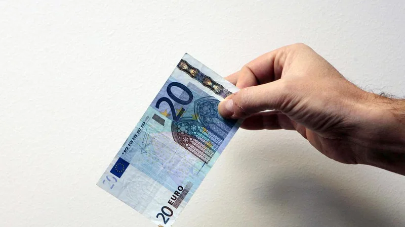 Fotografija: Na jutrišnji dan pred dvajsetimi leti je približno 300 milijonov Evropejcev in Evropejk v rokah prvič držalo povsem novo valuto, evro. FOTO: Jože Suhadolnik/Delo
