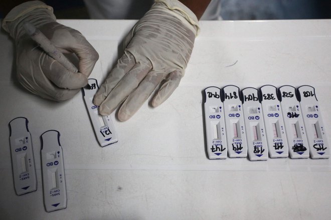 Pojav omikrona je utrdil prepričanje, da mora biti režim temeljnega cepljenja vsaj s tremi odmerki. FOTO: Paola Mafla/AFP

