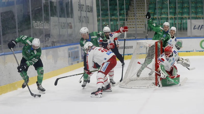 Fotografija: Hokejisti SŽ Olimpije so visoko klonili pred igralci celovškega moštva KAC. FOTO: Leon Vidic/Delo