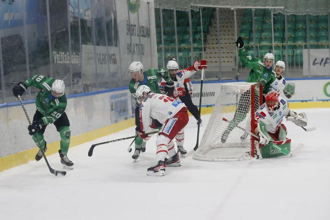 Hokejisti SŽ Olimpije so visoko klonili pred igralci celovškega moštva KAC. FOTO: Leon Vidic/Delo