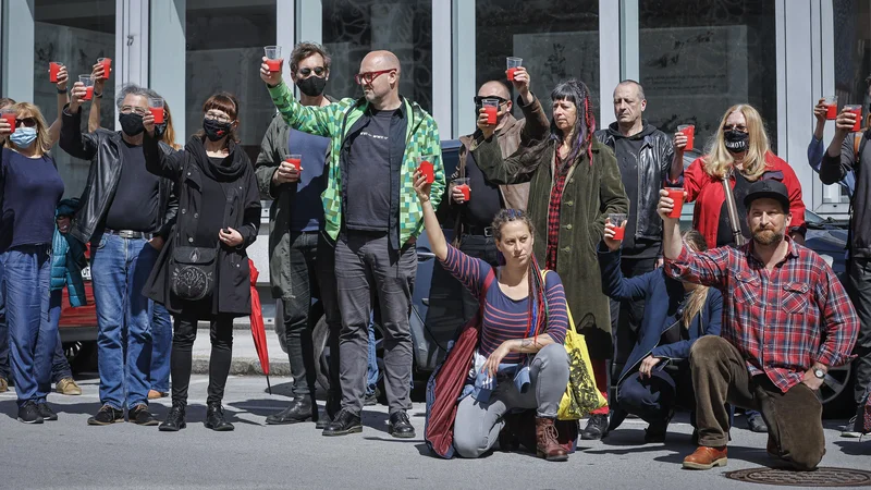 Fotografija: Protest kulturnikov na ploščadi pred MSUM in ministrstvom za kulturo. FOTO: Jože Suhadolnik
