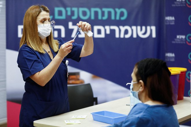 Četrti odmerek bodo v Izraeli za zdaj prejeli le ljudje z imunsko oslabljenim sistemom.  PHOTOS : Nir Elias/Reuters