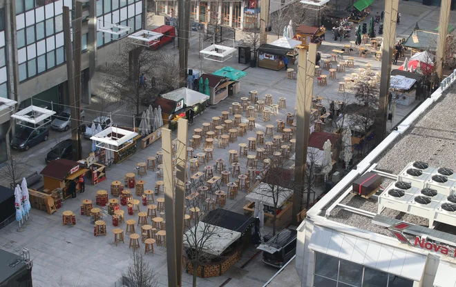 Silvestrovanja po slovenskih mestih ne bo, je pa dovoljena strežba za mizami. FOTO: Tadej Regent/Delo
