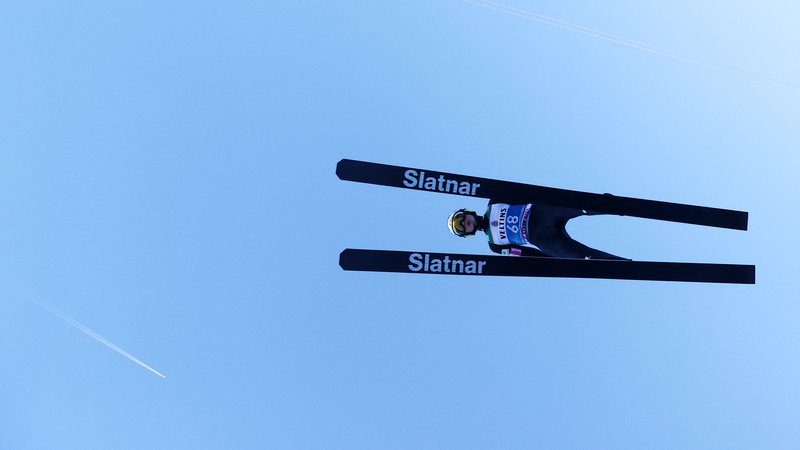 Fotografija: Cene Prevc je v kvalifikacijah poletel do 130 metrov. FOTO: Kai Pfaffenbach/ Reuters
