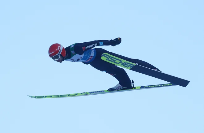 Nemec Markus Eisenbichler si je s kvalifikacijsko zmago priskakal tudi ček za 3200 švicarskih frankov. FOTO: Kai Pfaffenbach/Reuters
