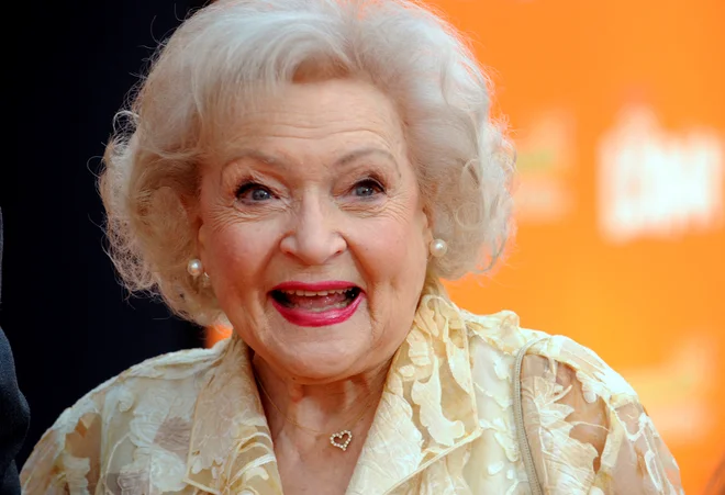 Betty White je postala z vlogo Rose Nylund v Zlatih dekletih ikona, ki se je borila proti tabujem, povezanim s starostjo. FOTO: Phil Mccarten/Reuters
