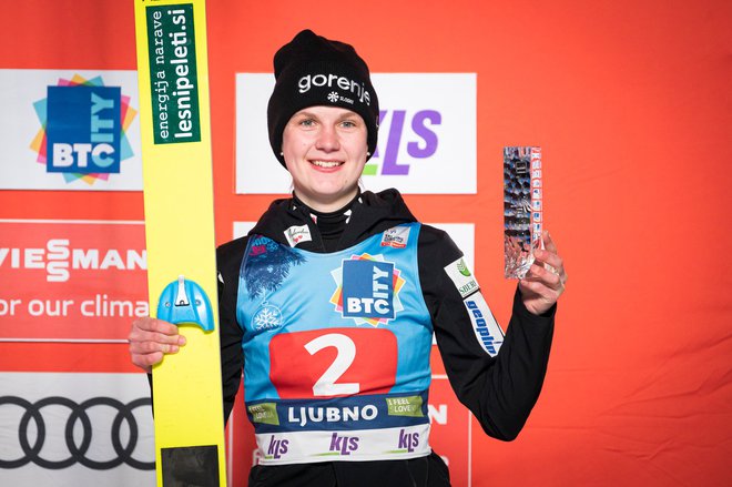 Ema Klinec je po zmagi in drugem mestu v Nižnem Tagilu še tretjič v tej sezoni skočila na oder za najboljše skakalke na svetu. FOTO: Jure Makovec

