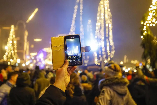 Prestolnica ostaja praznično okrašena vse do 16. januarja. FOTO: Jože Suhadolnik/Delo
