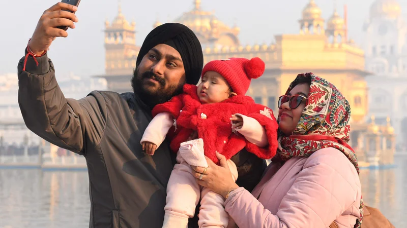 Fotografija: Množičnih silvestrovanj tudi letos ni bilo. FOTO: Narinder Nanu/Afp