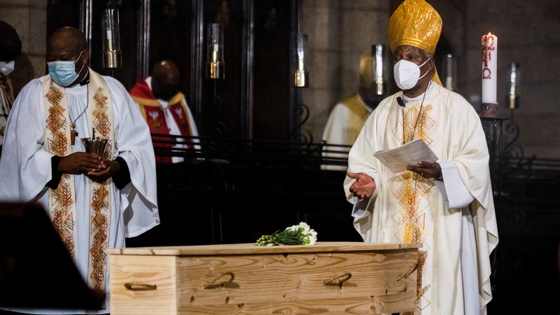 Fotografija: Krsta s posmrtnimi ostanki Desmonda Tutuja. FOTO: Pool Reuters
