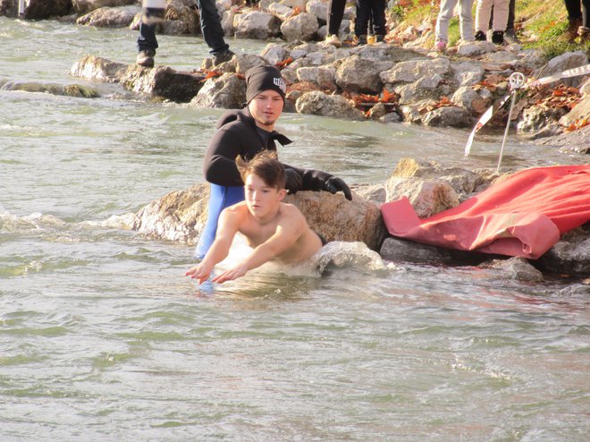 Med plavalci je bilo precej pogumnih otrok. FOTO: Špela Kuralt/Delo
