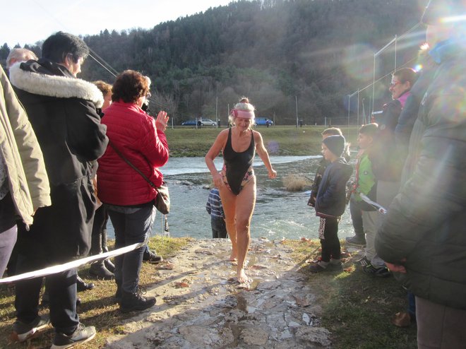 Helena Čuvan se vsakega novega leta dan okopa v mrzli vodi. FOTO: Špela Kuralt/Delo
