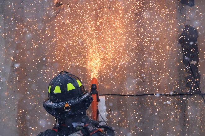 Močno sneženje v Koloradu pomaga gasiti požare. Ponekod v državi pričakujejo 30 centimetrov snega. FOTO: Kevin Mohatt/Reuters
