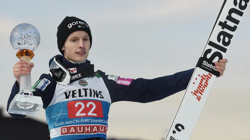 Fotografija: Lovro Kos je v Garmisch-Partenkirchnu skočil do svojih prvih stopničk v svetovnem pokalu in na najprestižnejši tekmi novoletne turneje. FOTO: Christof Stache/AFP
