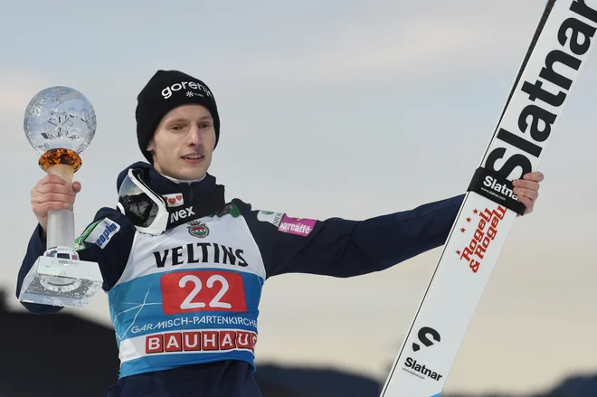 Lovro Kos je v Garmisch-Partenkirchnu skočil do svojih prvih stopničk v svetovnem pokalu in na najprestižnejši tekmi novoletne turneje. FOTO: Christof Stache/AFP
