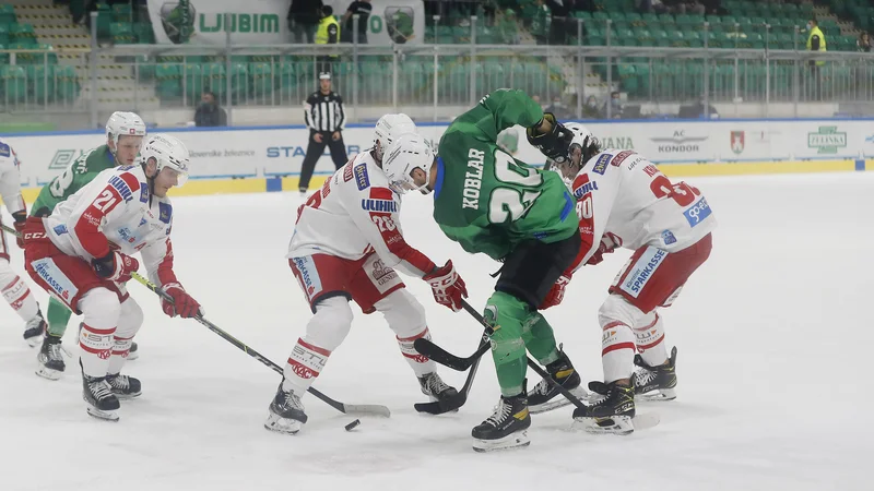 Fotografija: Olimpijinim hokejistom proti Celovčanom zlepa ni šlo, zdaj pa so ostali brez nedeljske tekme. FOTO: Leon Vidic/Delo