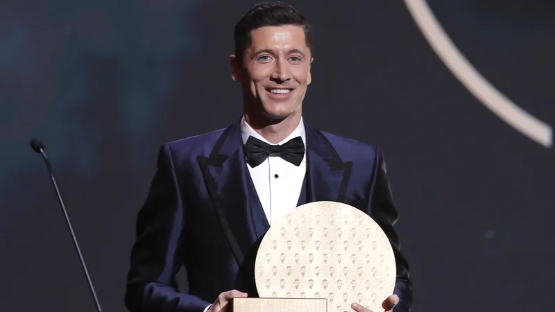 Fotografija: Na letošnji podelitvi nagrad Ballon d'Or novembra v Parizu so Lewandowskega ovenčali s trofejo za napadalca leta. FOTO: Benoit Tessier/Reuters
