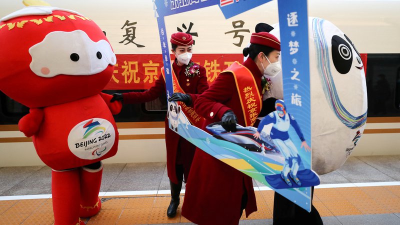 Fotografija: Vesoljček Bing, maskota prihajajočih zimskih olimpijskih iger, predstavlja kitajsko moč. FOTO: Reuters
