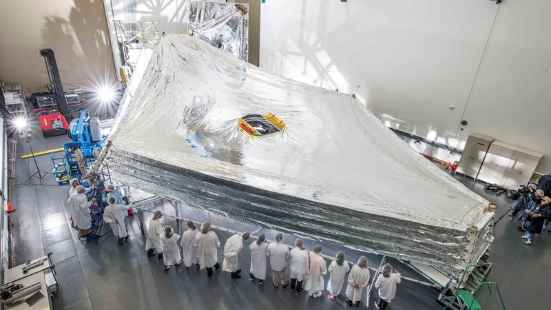Fotografija: Sončni ščit je sestavljen iz petih membran. FOTO: Chris Gunn/Nasa/Reuters