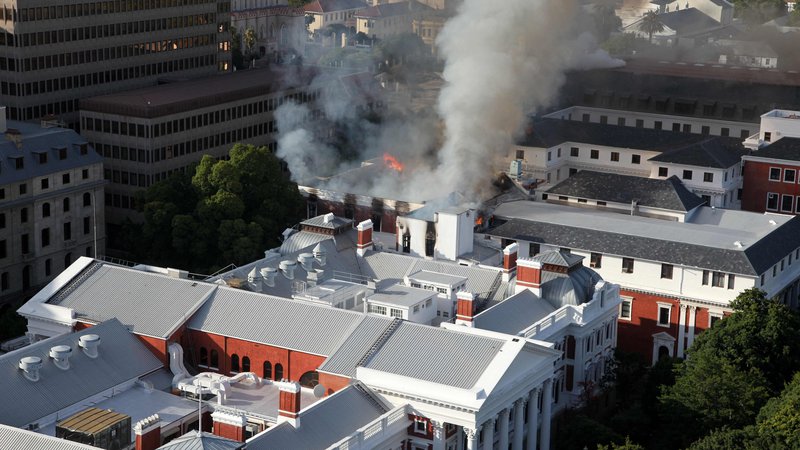 Fotografija: Zagorel je parlament v Južni Afriki. FOTO: Obed Zilwa/ AFP
