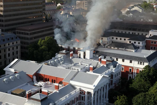 Zagorel je parlament v Južni Afriki. FOTO: Obed Zilwa/ AFP
