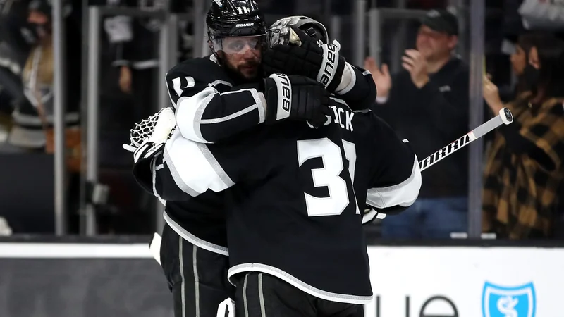 Fotografija: Vratar Jonathan Quick je prejel čestitko Anžeta Kopitarja za sijajno predstavo, s katero se je moštvo LA Kings povzpelo na osmo mesto na zahodu. FOTO: Katelyn Mulcahy/AFP
