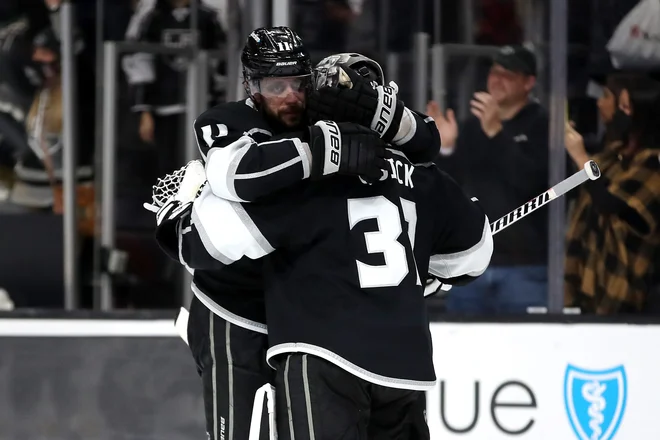 Vratar Jonathan Quick je prejel čestitko Anžeta Kopitarja za sijajno predstavo, s katero se je moštvo LA Kings povzpelo na osmo mesto na zahodu. FOTO: Katelyn Mulcahy/AFP
