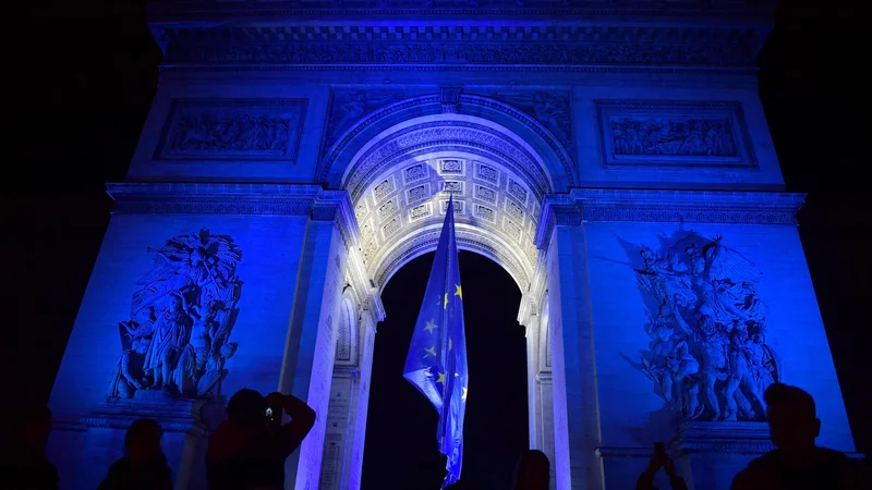 Fotografija: Modro zastavo z dvanajstimi zvezdicami so izobesili le začasno, a populistično vznemirjenje je bilo veliko. FOTO: Julien De Rosa/Afp