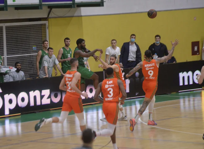 Cedevita Olimpija se je izognila porazu proti Krki. FOTO: ABA
