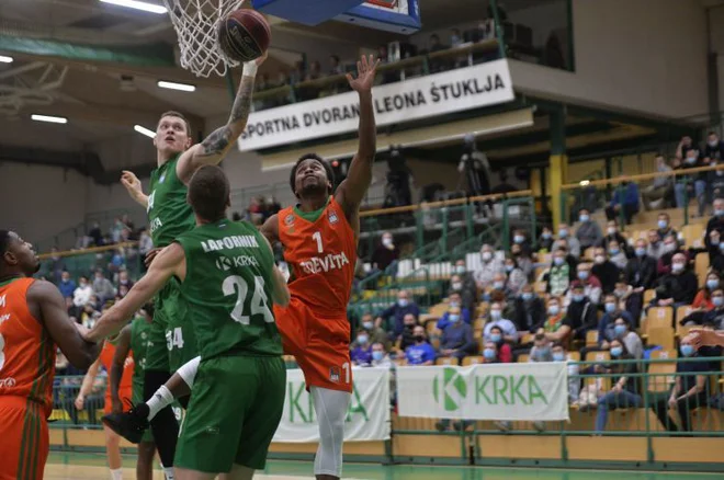 Oslabljeni Novomeščani so se v prvem letošnjem derbiju najboljših slovenskih košarkarskih moštev dobre pol ure upirali kakovostnejšim Ljubljančanom, ki jih je pošteno utrujal tudi mladi Jurij Macura. FOTO: ABA
