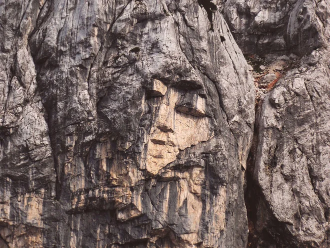 Ajdovska deklica v steni Prisanka, eden pogosetjših fotografskih motivov obiskovalcev kraljestva Zlatoroga. FOTO: Drago Medved
