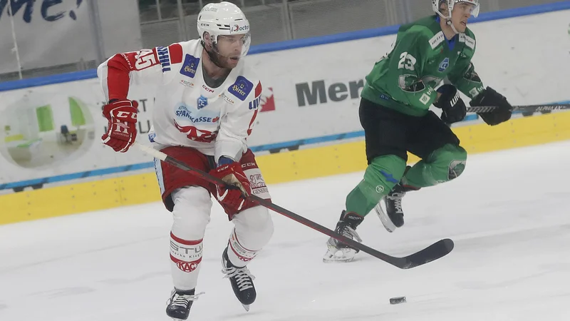 Fotografija: Andrej Tavželj je prispeval svoj delež h gladki četrkovi zmagi Celovčanov v Ljubljani. FOTO: Leon Vidic/Delo
