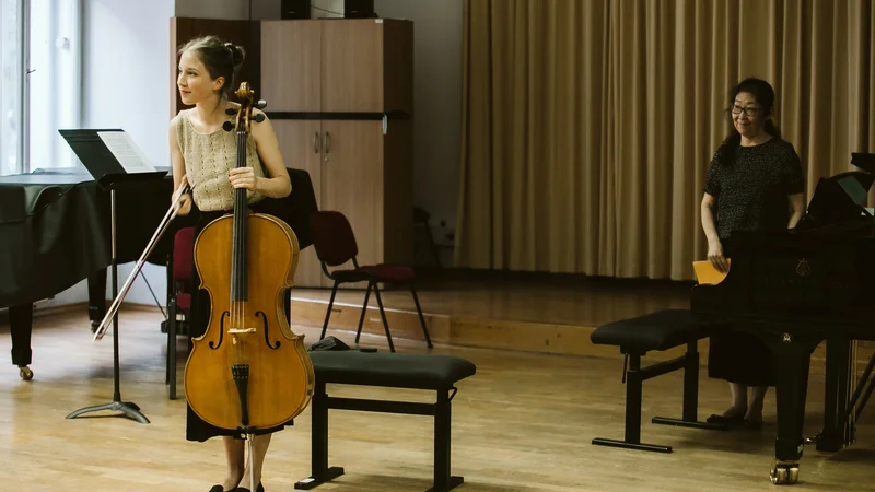 Fotografija: Mlada violončelistka študij nadaljuje na salzburškem Mozarteumu. FOTO: Darja Štravs Tisu
