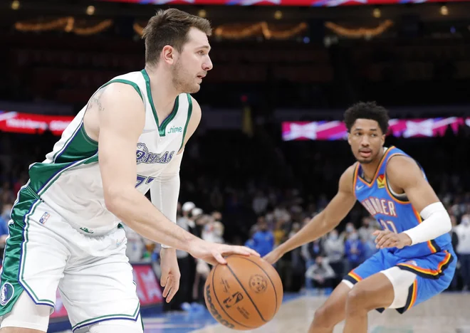 Luka Dončić&nbsp;prodira ob branilcu Oklahome&nbsp;Aaronu Wigginsu v dvorani Paycom Center. FOTO: Alonzo Adams/USA TODAY Sports
