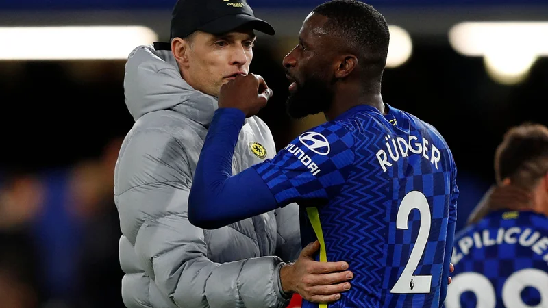 Fotografija: Trener Chelseaja Thomas Tuchel z branilcem Antoniem Rüdigerjem. FOTO: Adrian Dennis/AFP