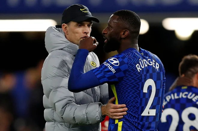 Trener Chelseaja Thomas Tuchel z branilcem Antoniem Rüdigerjem. FOTO: Adrian Dennis/AFP

