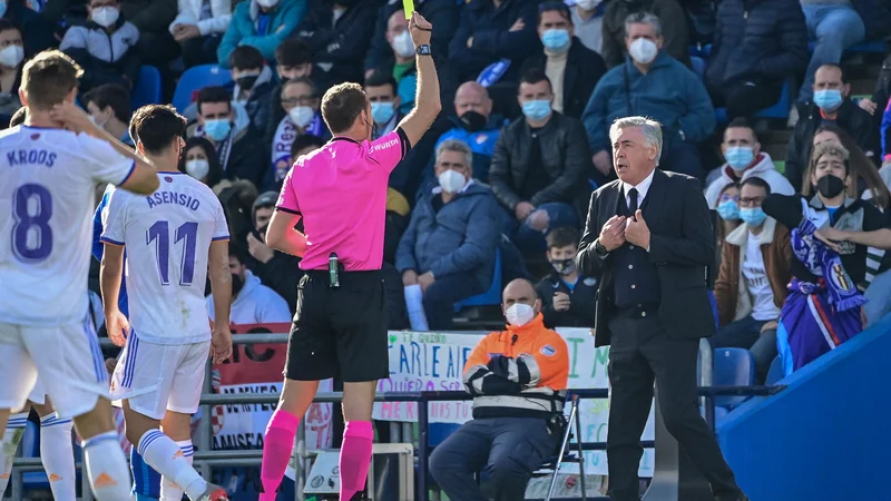 Fotografija: Glavni sodnik Mario Melero Lopez je v prvem polčasu z rumenim kartonom »pozdravil« Carla Ancelottija. FOTO: Javier Soriano/AFP