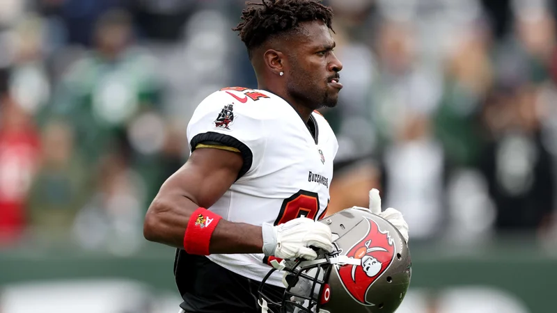 Fotografija: 33-letni Antonio Brown (na fotografiji) je leto 2022 začel s hudim prestopkom v New Jerseyju, kjer je očitno odigral zadnjo tekmo v dresu Tampe. FOTO: Elsa/AFP