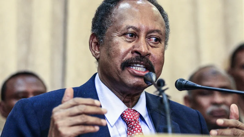 Fotografija: Nekdanji sodelavci sudanskega premiera Abdala Hamdoka, ki je odstopil v nedeljo zvečer, opisujejo kot Panafričana, diplomata, skromnega moža in kot briljantnega ter discipliniranega misleca. FOTO: Ibrahim Hamid/AFP