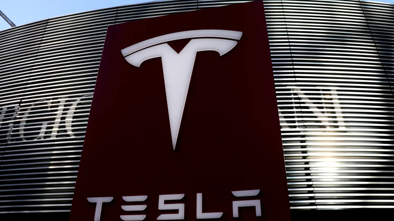 Fotografija: Podjetje Tesla je lani po svetu prodalo rekordnih 936.000 električnih avtomobilov. FOTO: Tingshu Wang/Reuters